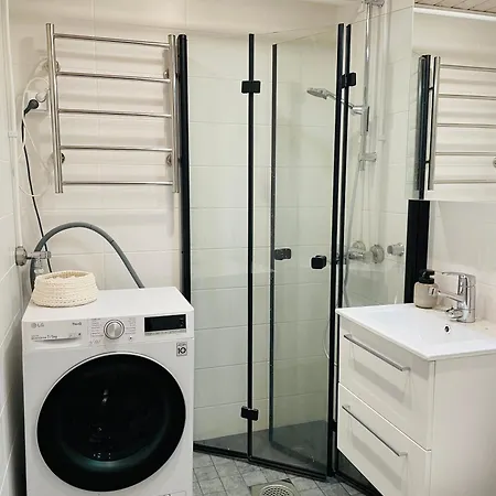 Valoisa Kaksio Puiston Reunassa Laehellae Keskustaa