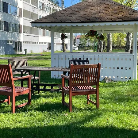 Valoisa Kaksio Puiston Reunassa Laehellae Keskustaa